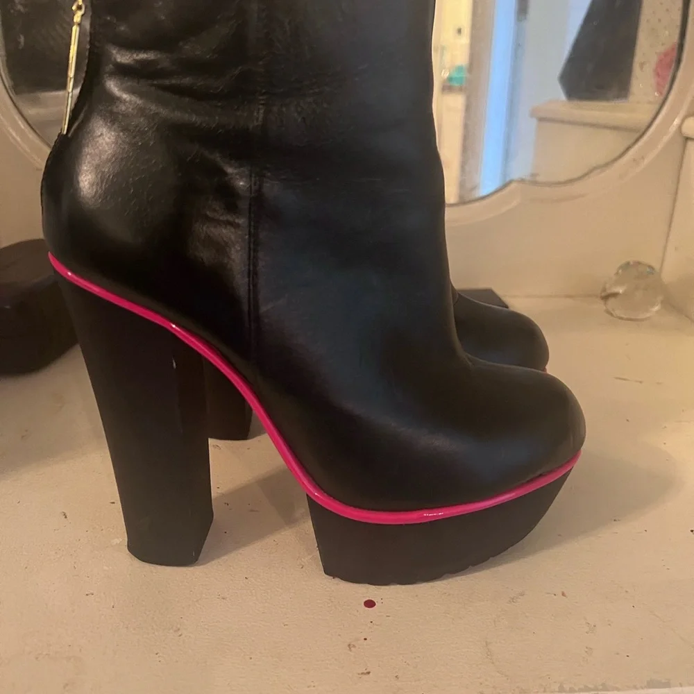 Super cute Betsey Johnson booties leather - Picture 3 of 3